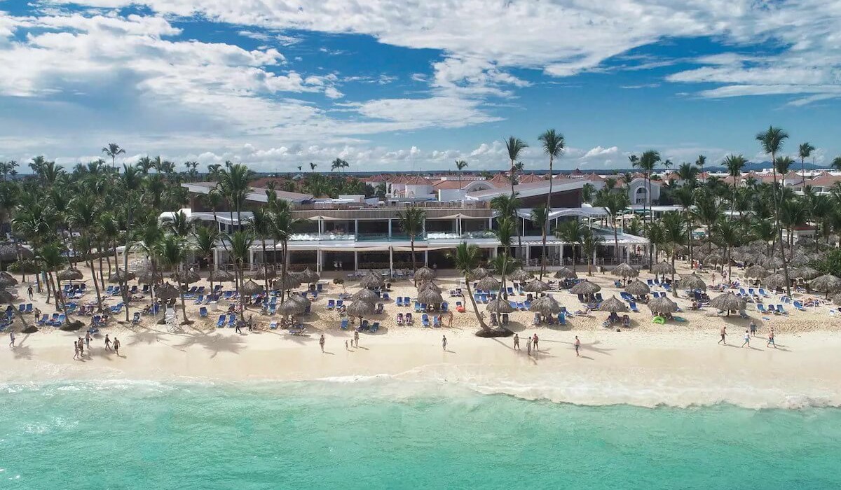 Bahia Principe Gran Bavaro All inclusive - La spiaggia del Bahia Principe Grand Turquesa, attrezzata con lettini e ombrelloni, si affaccia su un magnifico mare caraibico cristallino, ideale per relax e puro divertimento.
