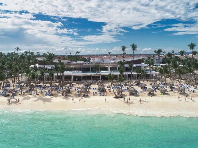 Bahia Principe Gran Bavaro All inclusive - La spiaggia del Bahia Principe Grand Turquesa, attrezzata con lettini e ombrelloni, si affaccia su un magnifico mare caraibico cristallino, ideale per relax e puro divertimento.