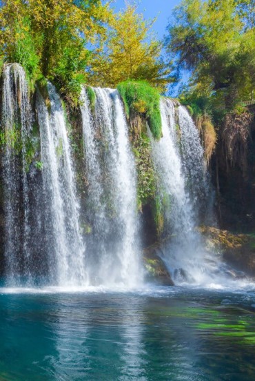 Le cascate del Düden sono una tappa imperdibile per chi visita Antalya: immerse in un’oasi verde, offrono un piacevole sentiero tra alberi rigogliosi e scorci d’acqua.