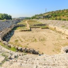 Nel sito archeologico di Perge troviamo il palcoscenico più grande dell'Asia Minore e uno dei meglio conservati del mondo antico