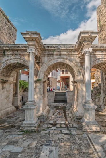 Arco trionfale romano perfettamente conservato nel cuore storico di Antalya.
