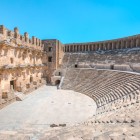 Il grande teatro di Aspendos, risalente al 162 d.C. circa, ha un'acustica eccezionale e può ospitare fino a 12.000 spettatori