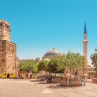 Il centro storico di Kaleici è uno dei centri storici più belli del paese, che ha mantenuto il suo aspetto ottomano, con le sue case in pietra e legno e le strade strette e ripide che convergono verso il vecchio porto.