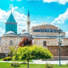 Il Mausoleo di Mevlana, costruito nel XIII secolo in onore del poeta sufi e fondatore dei dervisci rotanti Jalal ad-Din Rumi, è un luogo sacro che incarna lo spirito del sufismo nel mondo.