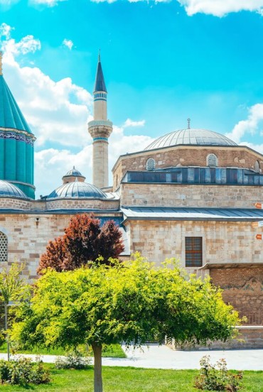 Mausoleo di Mevlana, dedicato al poeta sufi e capo dei dervisci rotanti Jalal ad-Din Rumi, costruito nel XIII secolo e oggi luogo sacro e simbolo del sufismo nel mondo.