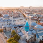 Il Mausoleo di Mevlana, il centro storico di Konya e la famosa Cupola Verde, ispirata alle tende mongole delle steppe asiatiche, testimoniano le radici dei turchi Selgiuchidi.