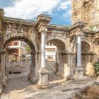 la monumentale Porta di Adriano, in marmo e dedicata all'imperatore che visitò la città nell'anno 130.