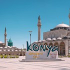 Il Mausoleo di Mevlana a Konya rappresenta un’icona di spiritualità, storia e arte selgiuchide, fulcro vivo della tradizione culturale turca.