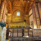 La tomba di Mevlana Rumi, custodita sotto la suggestiva Cupola Verde, è decorata con raffinati tessuti e antiche iscrizioni calligrafiche, un luogo di grande spiritualità e arte selgiuchide.