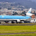Un aereo della compagnia KLM è ripreso mentre effettua le manovre sulle piste dell’Aeroporto Internazionale Mariscal Sucre di Quito, il principale scalo dell’Ecuador.