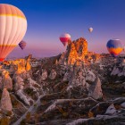 Le mongolfiere sorvolano la Cappadocia al tramonto, offrendo viste spettacolari su paesaggi lunari, camini delle fate e colori magici del cielo.