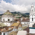 La Cattedrale Metropolitana di Quito, affacciata su Piazza dell’Indipendenza, unisce stili rinascimentali e barocchi, custodendo opere d’arte e il mausoleo del generale Sucre.