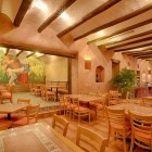 Il ristorante dell’Hotel Rio Amazonas di Quito propone cucina internazionale e piatti tipici ecuadoriani con ingredienti freschi, in un ambiente elegante e accogliente.