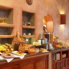 Colazione all’Hotel Rio Amazonas di Quito con buffet internazionale, frutta tropicale, pane fresco, dolci tipici, piatti caldi e l’inconfondibile caffè ecuadoriano.