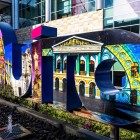 Il nome di Quito, raffigurato in grandi lettere colorate all’Aeroporto Internazionale Mariscal Sucre, accoglie i viaggiatori con un vivace benvenuto nel cuore dell’Ecuador.