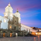 Plaza de San Francisco, nel cuore del centro storico di Quito, è circondata da edifici coloniali e dominata dall’imponente chiesa e monastero di San Francisco.