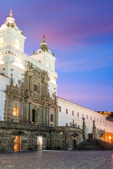 Plaza de San Francisco, nel cuore storico di Quito, è una suggestiva piazza coloniale circondata da chiese e palazzi storici, con l’imponente convento di San Francisco.