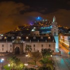 Veduta notturna di Quito con Plaza Grande, la cattedrale dalla torre bianca e il colle Panecillo dominato dalla statua della Vergine di Quito, Ecuador, Sud America.