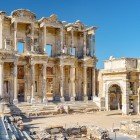 La Biblioteca di Celso a Efeso, costruita nel II secolo d.C., ospitava 12.000 rotoli di libri ed è un capolavoro romano simbolo di sapere e cultura antica.
