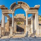 Il Tempio di Adriano a Efeso, costruito nel II secolo d.C., è un capolavoro architettonico romano dedicato all’imperatore Adriano e alla dea Atena.