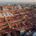 Vista aerea del Gran Bazar a Istanbul, con i suoi tetti uniformi e le strette vie che rivelano il vivace cuore commerciale ottomano.
