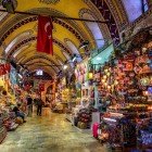Gli interni del Gran Bazaar di Istanbul sono un vibrante labirinto di negozi, colori e profumi, tra spezie, tessuti, gioielli e artigianato tradizionale.