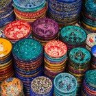 Ciotole in ceramica fatte a mano dal Gran Bazaar di Istanbul, decorate con motivi tradizionali e colori vivaci, simbolo dell’arte artigianale turca.