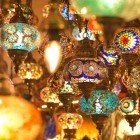 Lanterne artigianali decorate a mano dal Gran Bazaar di Istanbul, con colori vivaci e motivi tradizionali, perfette per un’atmosfera autentica e magica.
