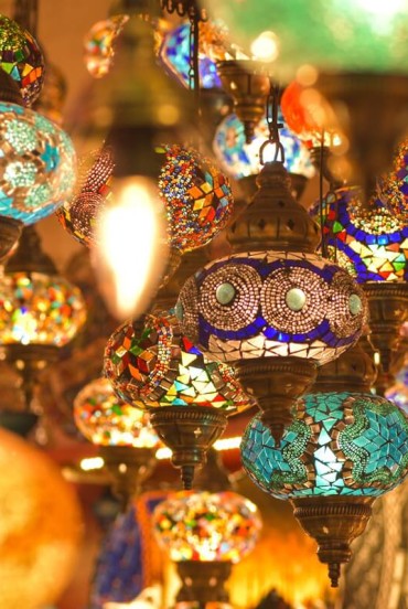 Lanterne colorate appese tra le botteghe del Gran Bazar di Istanbul, uno dei mercati coperti più antichi e affascinanti del mondo. Un’esplosione di luce e tradizione turca.