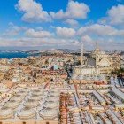 Vista aerea del Gran Bazaar di Istanbul, uno dei mercati coperti più antichi al mondo, famoso per le sue migliaia di botteghe, colori e atmosfera vibrante.