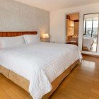 La camera matrimoniale standard dell’Hotel Rio Amazonas di Quito offre comfort essenziali, letto accogliente, arredi funzionali e servizi moderni in un ambiente curato e rilassante.