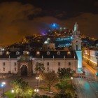 Veduta notturna di Quito con Plaza Grande, la cattedrale dalla torre bianca e il colle Panecillo dominato dalla statua della Vergine di Quito, Ecuador, Sud America.