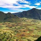 Colline e valli spettacolari delle Ande ecuadoriane, un paesaggio naturale unico in America che incanta con i suoi colori, i contrasti e la maestosità delle montagne.