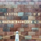 Il Monumento alla Linea dell’Equatore a Quito, Ecuador, segna la latitudine 0° e rappresenta uno dei luoghi simbolo dove emisfero nord e sud si incontrano.