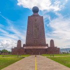 Il monumento della Mitad del Mundo a Quito segna la linea equatoriale, simbolo unico dell’Ecuador dove emisfero nord e sud si incontrano in un luogo iconico.