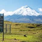 Il Parco Nazionale Cotopaxi in Ecuador offre scenari andini mozzafiato, con il maestoso vulcano innevato, lagune cristalline e sentieri ideali per trekking e natura.