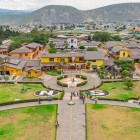 Veduta aerea dal monumento della Linea Equatoriale con le Ande sullo sfondo, un simbolo di Quito che unisce geografia, cultura e panorami spettacolari dell’Ecuador.