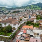 Veduta aerea del centro storico di Quito, cuore culturale dell’Ecuador, con chiese coloniali, piazze e palazzi storici che raccontano secoli di tradizione.
