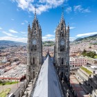 Veduta delle torri neogotiche della Basilica del Voto Nazionale di Quito, simbolo della capitale ecuadoriana, con la città che si estende sullo sfondo.
