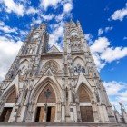 La facciata gotica della Cattedrale di Quito affascina con le sue torri slanciate, i dettagli scolpiti e l’imponente architettura che domina il cuore storico della capitale ecuadoriana.