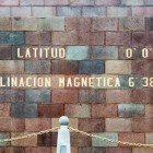 Il Monumento alla Linea dell’Equatore a Quito, Ecuador, segna la latitudine 0° e rappresenta uno dei luoghi simbolo dove emisfero nord e sud si incontrano.