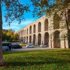 L’Acquedotto di Valente, simbolo dell’ingegneria bizantina, si estende per oltre 900 metri nel centro di Istanbul, unendo archi storici e paesaggi urbani.