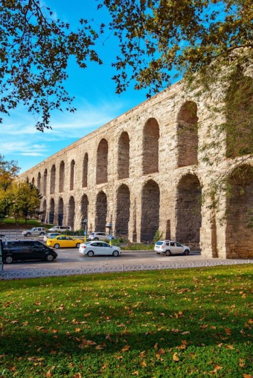 Antico acquedotto romano del IV secolo, l’Acquedotto di Valente fu cruciale per l’approvvigionamento idrico della Costantinopoli bizantina.