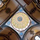 La cupola della Moschea di Zeyrek si distingue per la sua forma elegante e le decorazioni essenziali, espressione dell’incontro tra tradizioni bizantine e ottomane.
