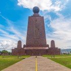 Il monumento della Mitad del Mundo a Quito segna la linea equatoriale, simbolo unico dell’Ecuador dove emisfero nord e sud si incontrano in un luogo iconico.
