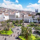 Plaza Grande, cuore storico di Quito, è circondata da palazzi coloniali, cattedrale e palazzo presidenziale, vivace punto d’incontro della capitale ecuadoriana.