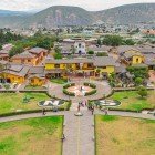 Veduta aerea dal monumento della Linea Equatoriale con le Ande sullo sfondo, un simbolo di Quito che unisce geografia, cultura e panorami spettacolari dell’Ecuador.