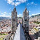 Veduta delle torri neogotiche della Basilica del Voto Nazionale di Quito, simbolo della capitale ecuadoriana, con la città che si estende sullo sfondo.