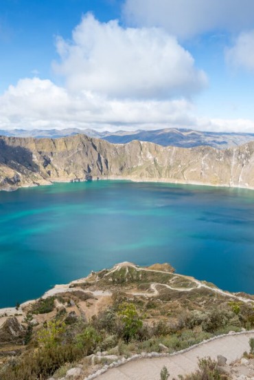 Il cratere del vulcano Quilotoa accoglie un lago di 2 km dalle acque verde smeraldo, incorniciato da ripide pareti andine che regalano panorami suggestivi e indimenticabili.