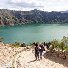Il Lago Quilotoa si trova nella caldera dell’omonimo vulcano. Un sentiero escursionistico accompagna i visitatori fino alle sue acque smeraldo nella provincia di Cotopaxi.